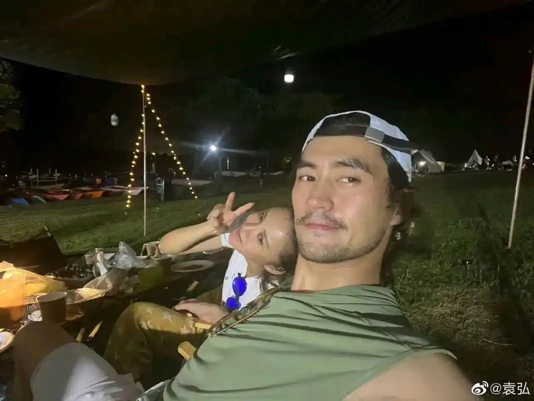 袁弘晒一家三口露营照,幸福又养眼,袁弘带妻子张歆艺和儿子野外露营