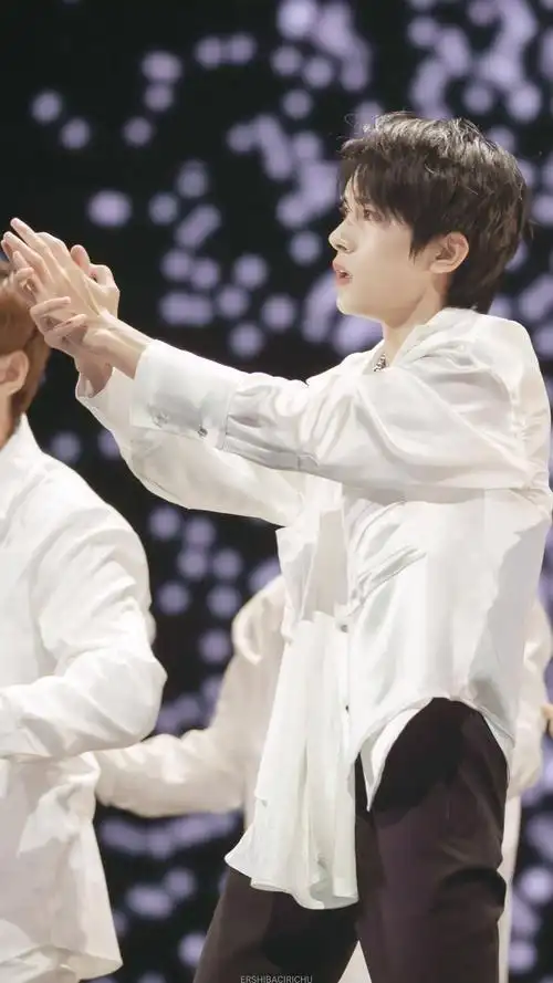 易烊千玺舞台照合集来袭 白衣少年的绝色魅力_app