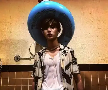 特别是腹肌已经显现出来了,衣服贴着腹肌,好man啊,黄明昊真的越来越小