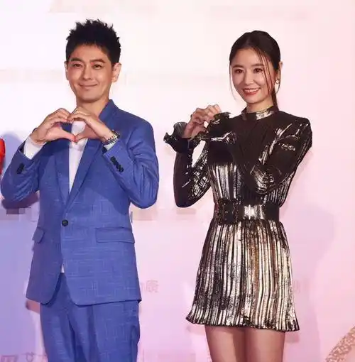 林心如林志颖世纪同框,一个霸气美艳一个英俊潇洒,哪像奔五的人_造型