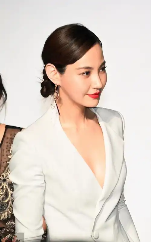 42岁的杨雪5年后复出金色一字肩显优雅锁骨侧脸像杨颖