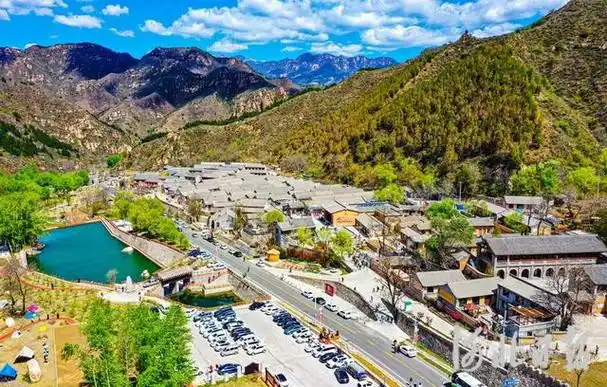 2023年4月30日,"五一"假期,保定市阜平县骆驼湾村迎来众多游客,青山
