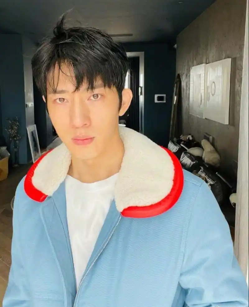 井柏然蓝色外套随拍#  井柏然最新素颜随拍来啦~ 身穿蓝色外套好清新