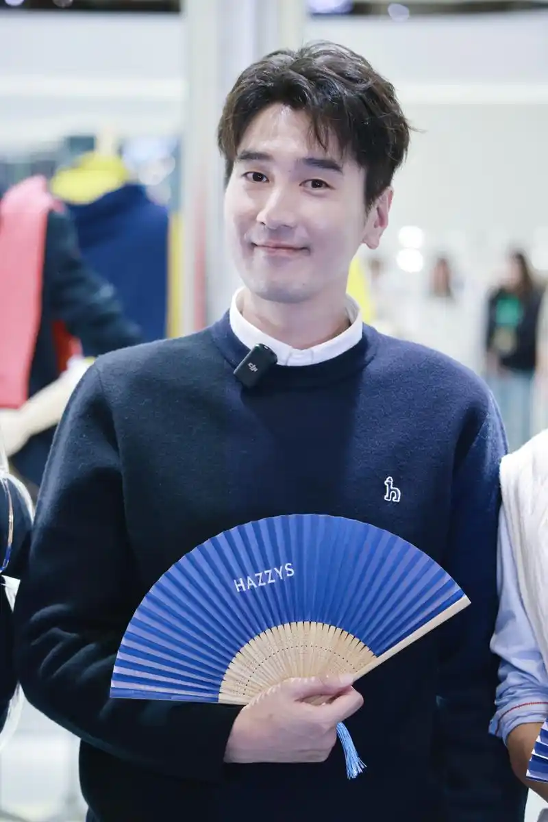 ",赵又廷回答说:"她长得像我,但眉眼又像她妈妈,所以很漂亮.