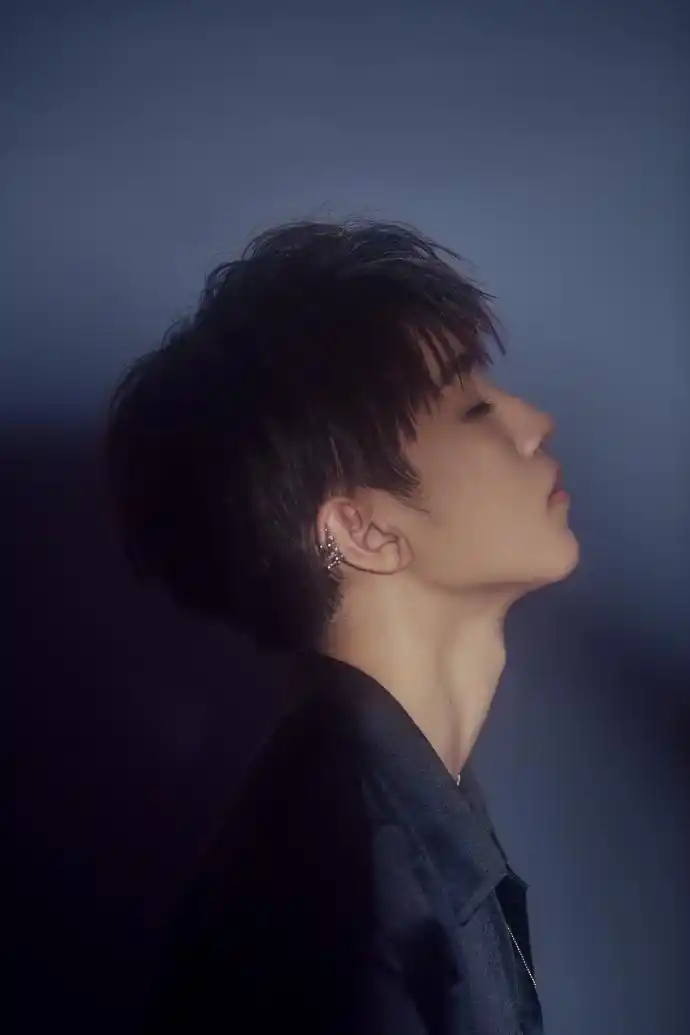 王俊凯戴字母耳钉钻石锁骨链 眼神高冷犀利气场足