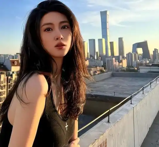 刘晓宇前女友钟鹿纯更新日常,热爱摇滚拥有年轻,腹部妊娠纹明显