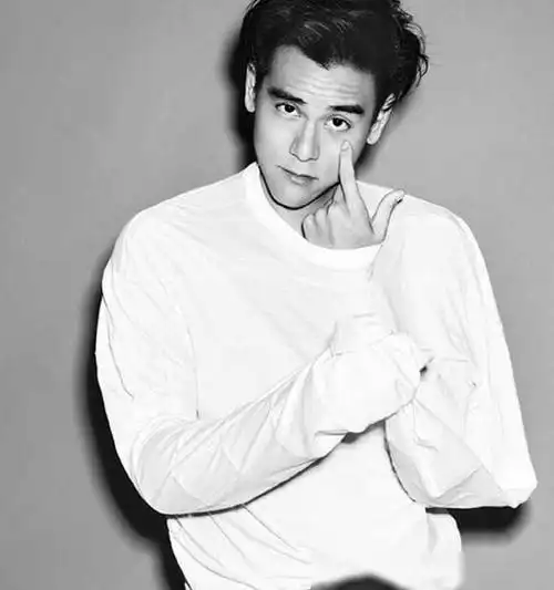 事实证明一夜之间被毁掉的彭于晏已经走上了另一条道路