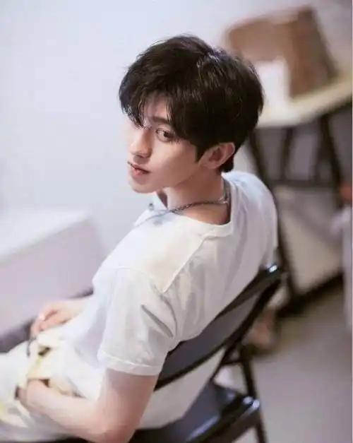 神级同框:蔡徐坤周震南双c气场飞扬,权志龙金智妮搞怪可爱_刘诗诗