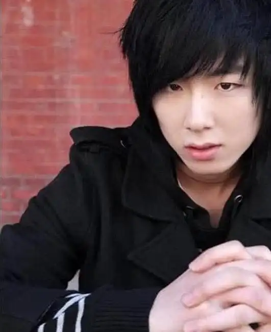 刘宇宁多年前照片被扒,杀马特造型太抓马,这还是冷面皓都吗