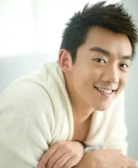 郑恺低调为苗苗庆生,一个蛋糕8个寿桃,一家人简单又温馨|郑恺|程晓玥