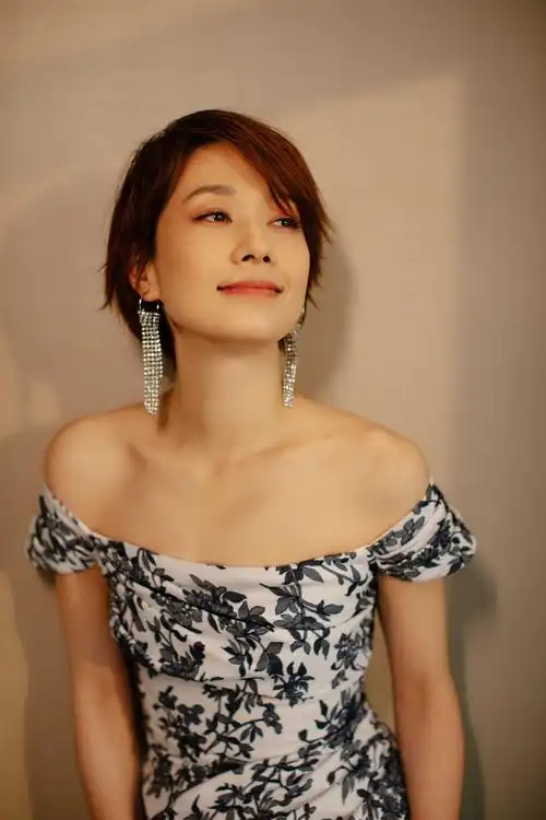 马伊琍亮相2020国剧盛典红毯青花瓷露肩长裙尽显优雅气质