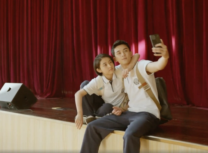 张子枫吴磊盛夏未来首支预告8分预定妹妹泳装好青涩啊