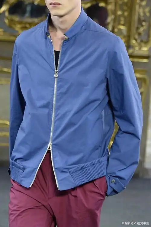 藏青色是一种深蓝绿色的颜色,它显白还是显黑主要取决于个人的肤色和