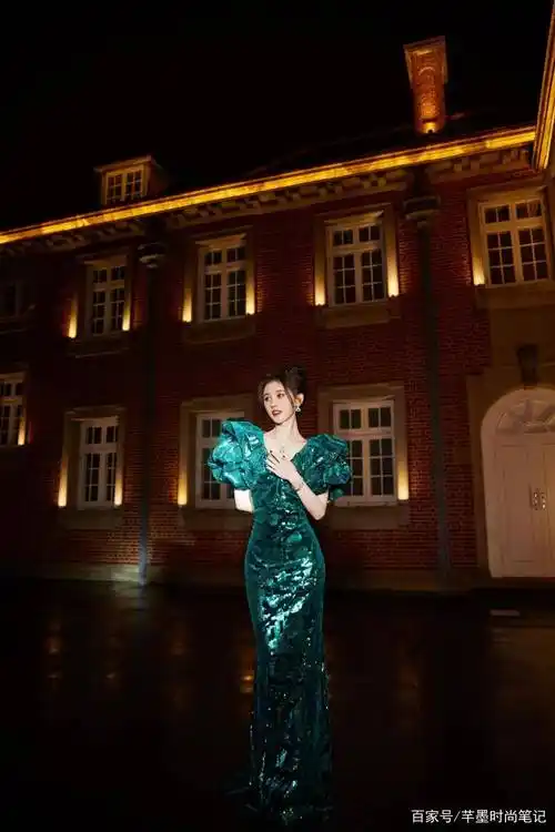 鞠婧祎这款"水晶灵"晚礼服,美人鱼款式的设计呈现出她身材的完美感,这