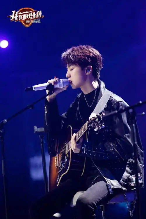 近日,《我们的乐队》释出一组剧照,王俊凯穿黑色皮衣帅气有型,铆钉