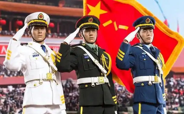 在娱乐圈里,扮演过军人的明星不计其数,能当众敬出标准军礼的明星却