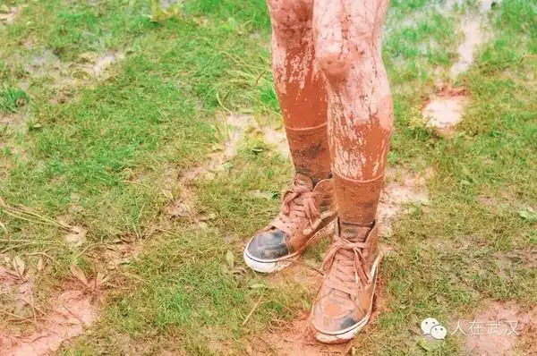 但是草莓总下雨啊,年年下雨,你看我的靴子,全是泥巴,我踩了一脚泥巴