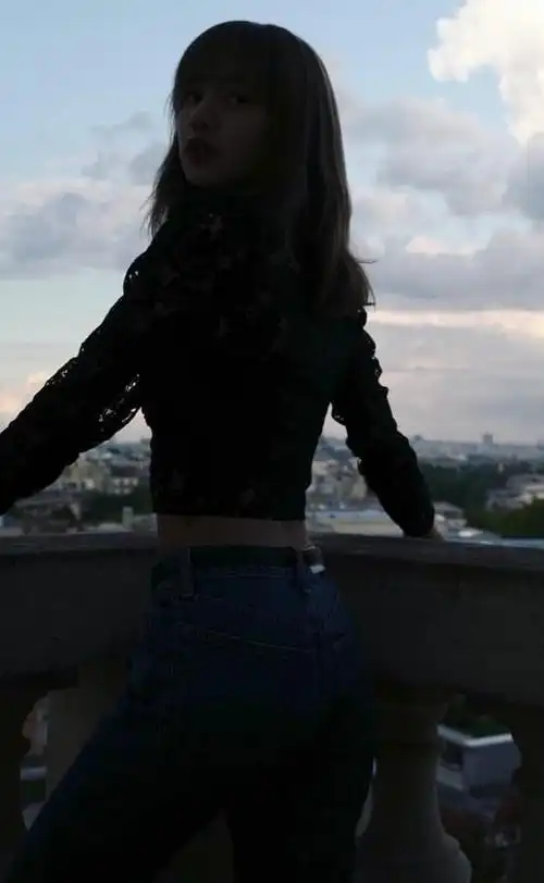 lisa自带"瘦身特效",晒背影美照,却被"a4纸"腰抢镜!