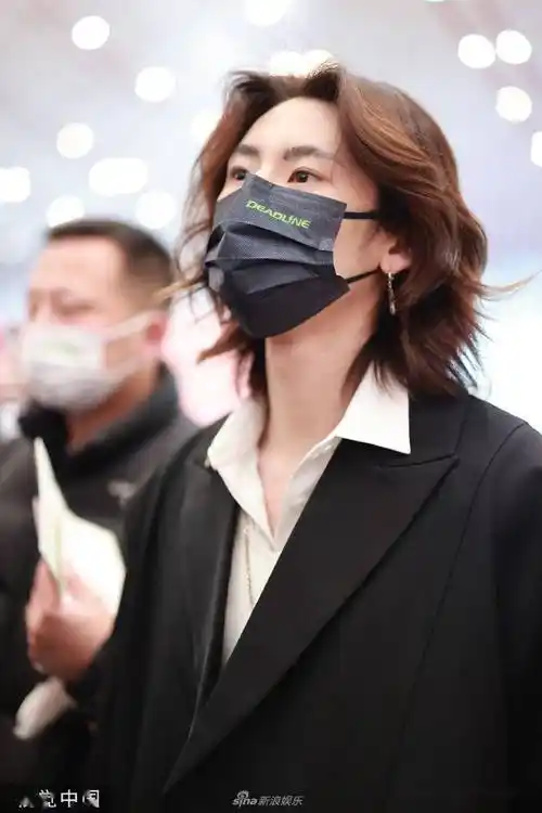 "小鬼"王琳凯现身首都机场 中分长发造型个性_黑色_外套_衬衫