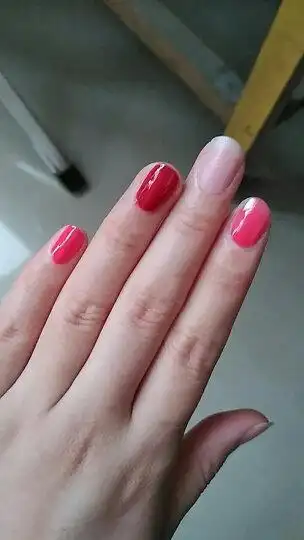 [晒单帖]指甲油很好用,涂着颜色也很漂亮,不过手黑.