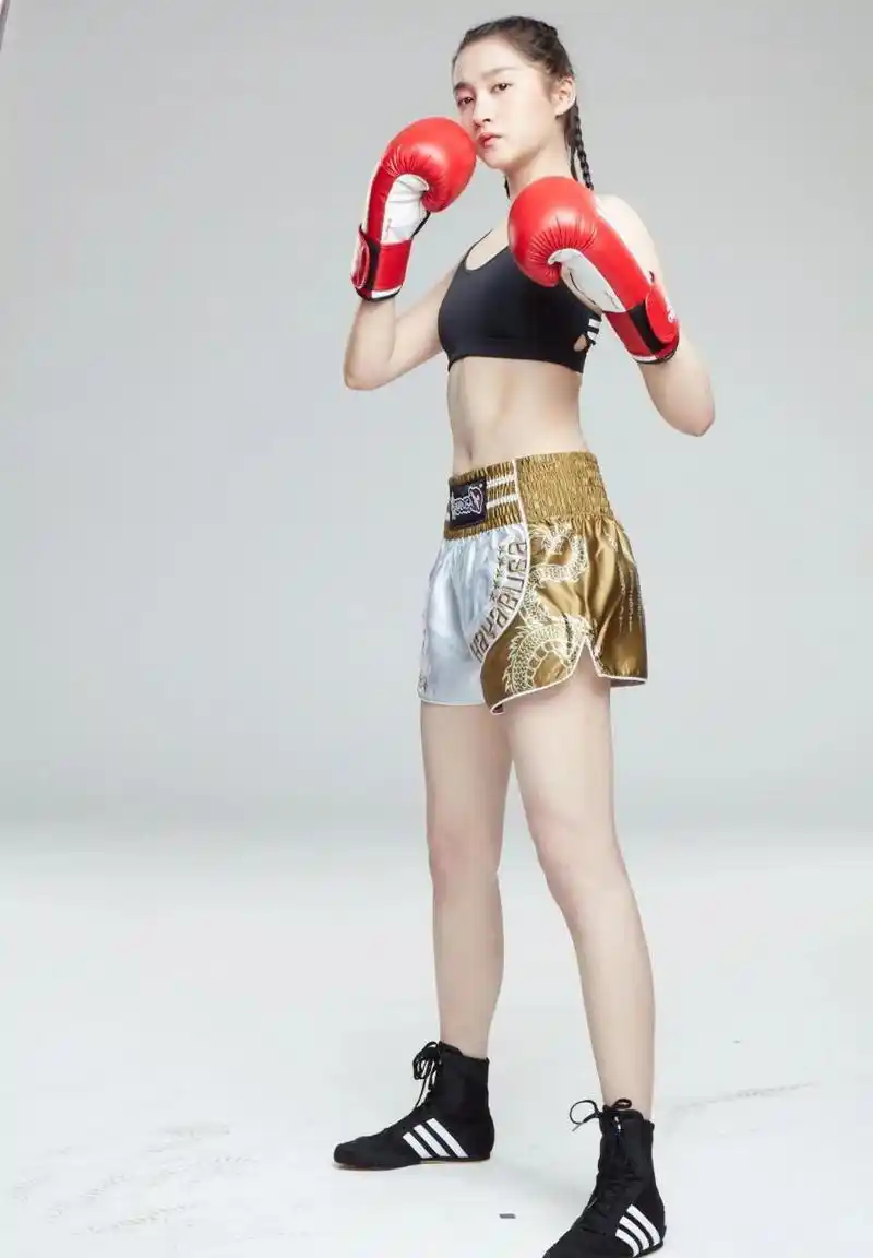 gif创作人# 关晓彤的腹肌挺可爱啊,早前定妆生图曝光,关晓彤穿着卵