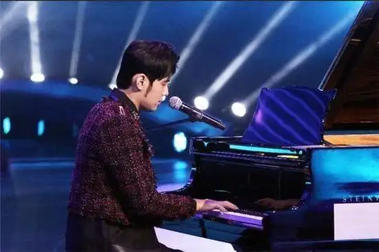 周杰伦的钢琴弹奏是什么水准?
