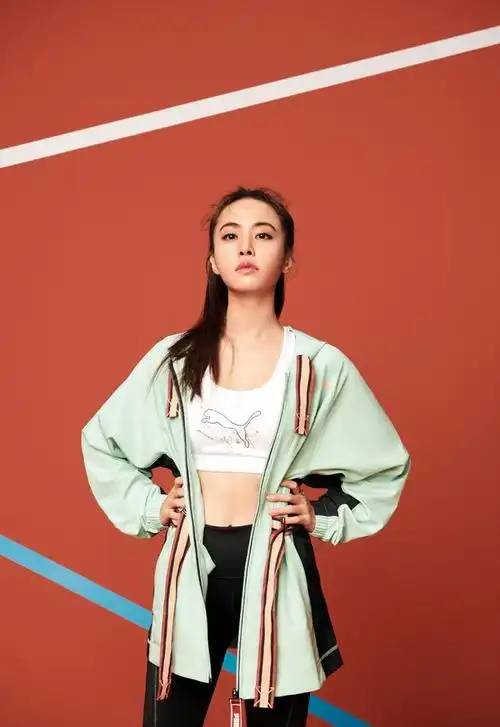 蔡依林真拼,40岁还有少女身材,穿运动装扎丸子头,活力四射