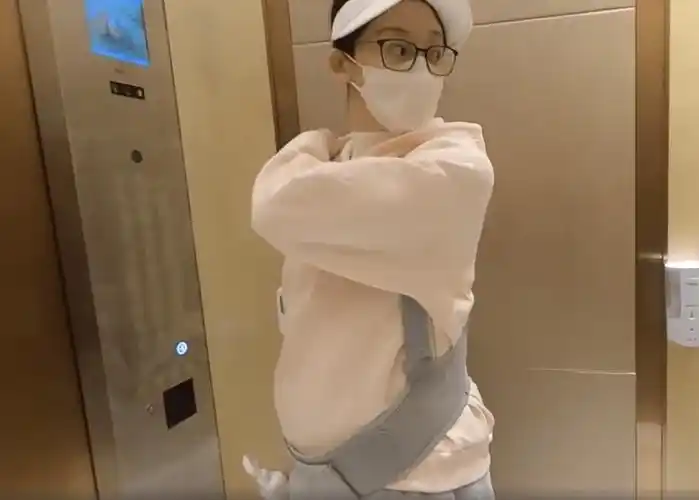 苗苗官宣怀二胎,挺着孕肚驾车去产检,郑恺直呼"想回家"_苗苗官宣怀