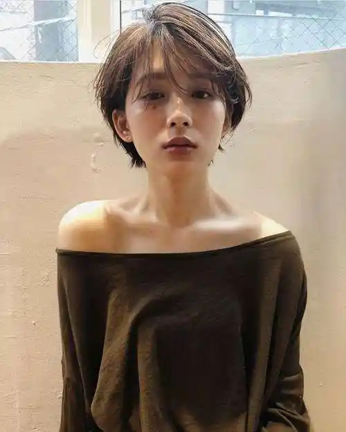 细软发质短发怎么留?袁泉层次感微卷发太有型,照着做时尚又减龄