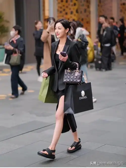 看了成都太古里街拍才发现:满街都在穿"剪刀裙",回头率超高