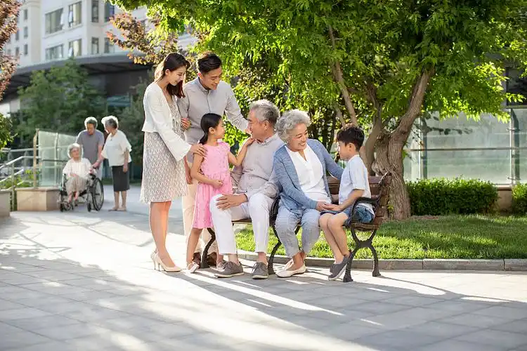 快乐家庭在养老院图片素材