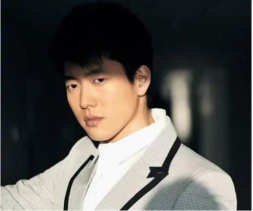 只是每次上新闻头条时他都发现自己被冠以"姚晨前夫"的标签.