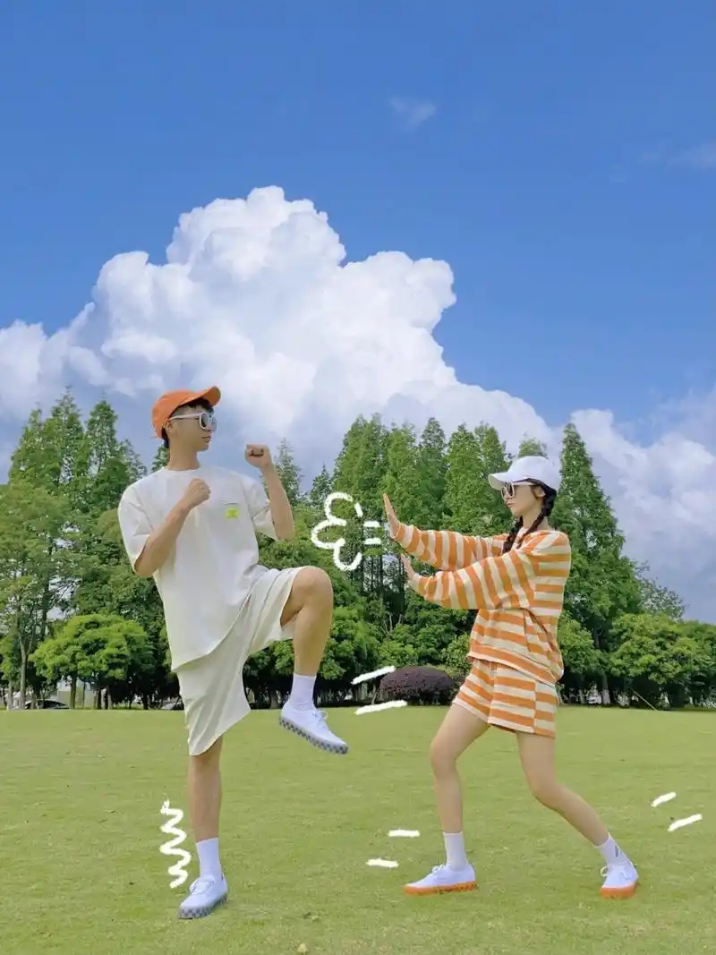 9个不重样趣味拍照95创意情侣草地拍照pose  我前几天放假了,所以趁