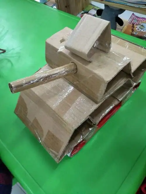 瞧,我们的废旧利用,制作了好多玩具.