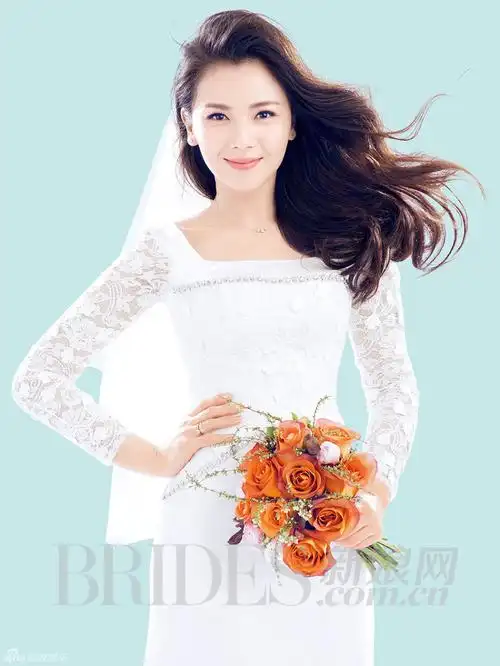 刘涛身着一 袭经典雪白蕾丝婚纱,仙气十足,迷人笑容沁人心腑.