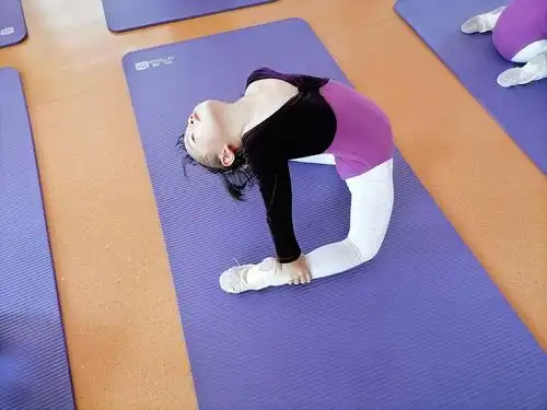 看我们都可以下腰了,多棒啊