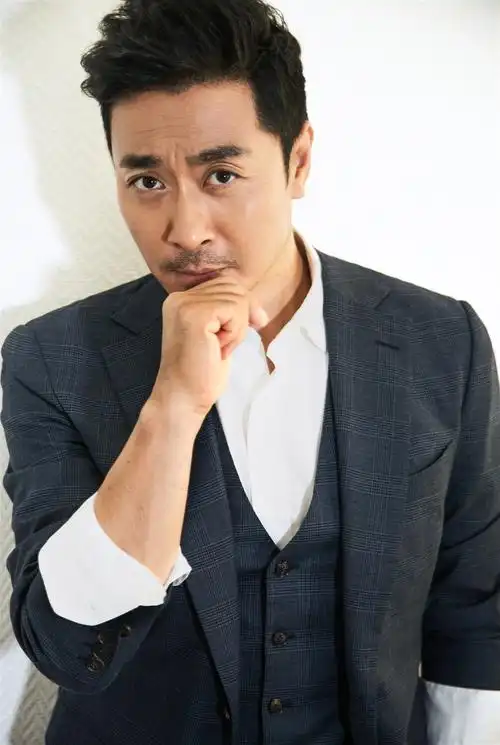 黄俊鹏最新写真曝光 冷峻从容霸气十足