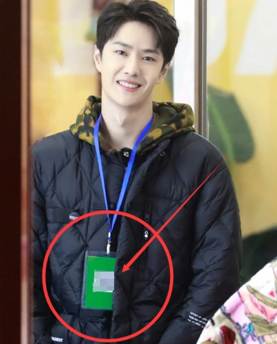 王一博卖货忘记把二维码打码路人疯狂截图加好友搜索结果很惊喜