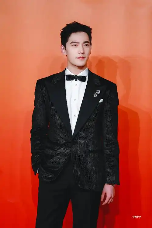 杨洋宝格丽##杨洋西装候场故事感随拍