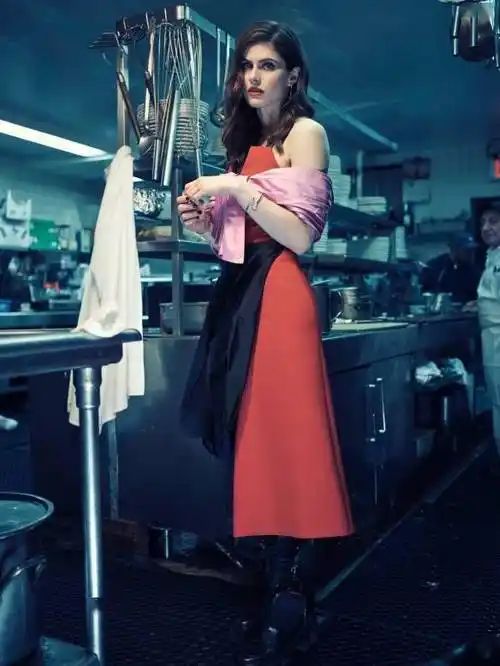 真探第一季第二集!36岁达达里奥:抹胸长裙!绝美身材