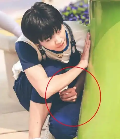 王俊凯调皮的样子被抓拍,手里的纸团成亮点,原因让网友惊讶!