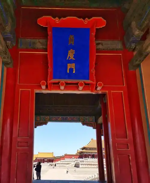 明嘉靖朝改名皇极殿,满清建都北京后改为太和殿,蕴含天下和谐的宏旨.