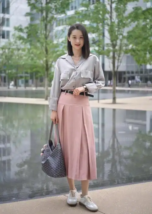 小姐姐示范,30岁女性裙子这么穿,优雅大气显气质