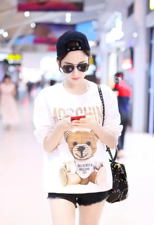 初秋也能很清新!古力娜扎卫衣潮帽配短裤,时尚讲堂要开课啦