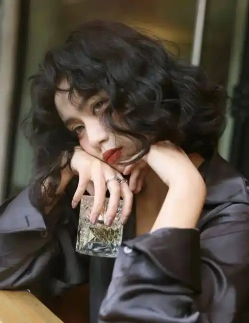 复古港风烫发女孩年底烫发约起来