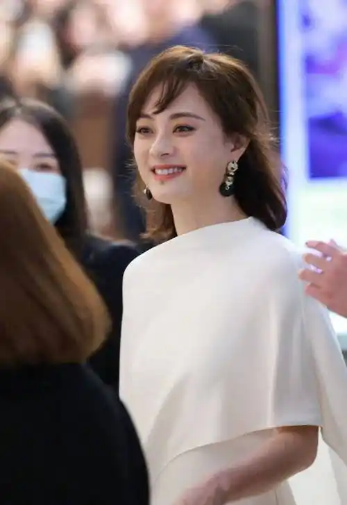 孙俪现身活动,留着长发,网友说颜值回春_女明星_保养_感觉