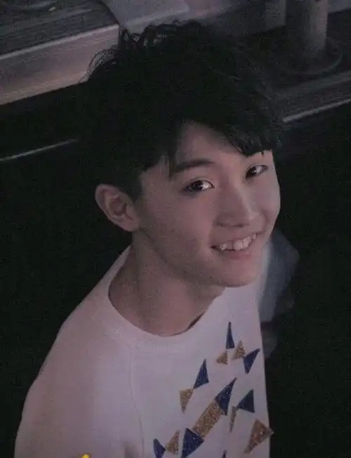 马嘉祺虎牙没了!牙套戴半年,限定"小钢牙"军训后摘掉