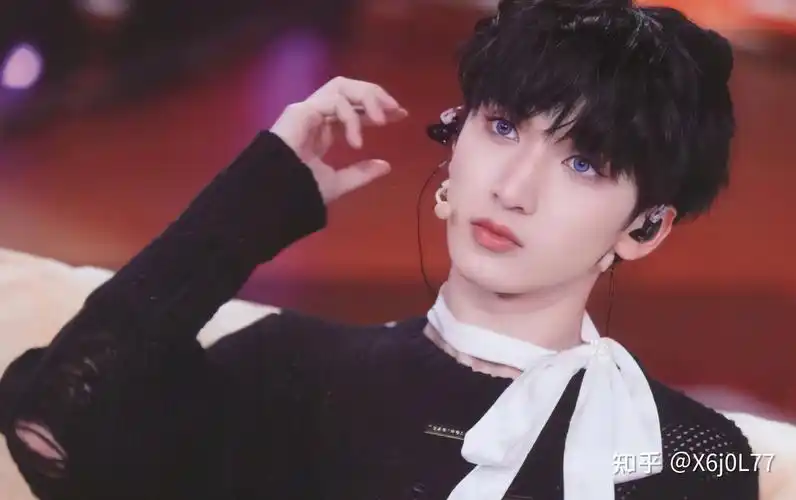 可以分享一下严浩翔的舞台造型图片吗