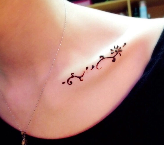 花朵加文字锁骨纹身 女生向纹身图案效果(2)