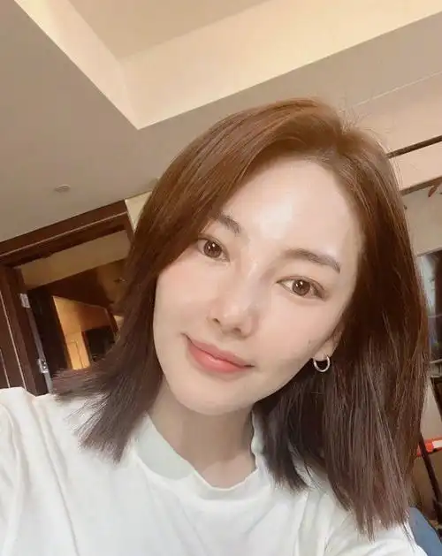 近距离怼脸拍下的张雨绮,即便是全素颜示人状态超赞,皮肤白皙透亮,没